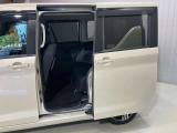 左側電動スライドドアは、子供の送り迎えの際に運転席からドアの開閉ができるので便利です。ルーフが高いので大人のかたの乗り降りもしやすいですよ★