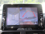 アラウンドビューモニターも装備しております。ご覧のように車体を真上か見たような映像なので、車庫入れの苦手なお客様ももうご心配いりません。