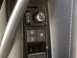 狭い駐車場で便利な電動格納ドアミラーが付いています。