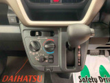 見た目が大事!な外装はぴかっとキレイに磨いており、経年のくすみもよみがえっております。ヘッドライトやドア周辺を磨く際にはマスキングテープを使用して保護しながら丁寧に作業をしております。