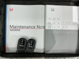 スマートキーは鍵をバッグに入れたままでもドアロックの開閉やエンジンのON・OFFができます。夜間や雨の日も鍵を探さなくて良いので便利です。