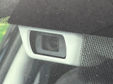 【アイサイトVer2】前方の車両等を検知し、衝突しそうな時は警報で注意を促し、ブレーキを踏む力をサポート。ブレーキを踏めなかった場合は衝突被害軽減ブレーキが作動、衝突回避をサポートします。
