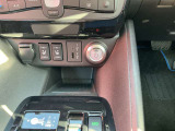 インテリジェントキーのプッシュスタートスイッチです。エンジンの始動はブレーキペダルを踏みながらこのスイッチを押すだけで始動できます