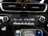 オートエアコンです。車内を設定温度に保ち、快適空間をキープします。