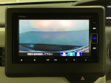 ギヤをR(バック)に入れるとナビの画面に後ろの映像が映るリアカメラ付です。後退時、コンディションが悪い視界でもカラーバックモニターがドライバーをサポートします。
