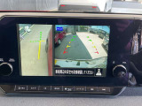画像の左側は運転席から見ることのできないフロント左側を映している画像です、狭い道や幅寄せ時に便利です。