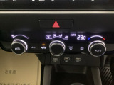 【オートエアコン】ボタン一つで理想の空間へ。季節を問わず、乗る人全員が心地よく過ごせる温度を自動で作り出します。いつでも安定した快適さを提供してくれる、ドライブの強い味方です。