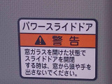 見た目が大事!な外装はぴかっとキレイに磨いており、経年のくすみもよみがえっております。ヘッドライトやドア周辺を磨く際にはマスキングテープを使用して保護しながら丁寧に作業をしております。