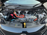 電気自動車ですのでモータールームです。ヘッドカバーのように見えるのはインバーターユニットです。起動用の12Vバッテリーを備えています。