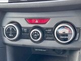 【オートエアコン】一度お好みの温度に設定すれば、車内の温度を検知し風量や温度を自動で調整。暑い&hellip;寒い&hellip;と何度もスイッチ操作をする必要はありません。快適な車内空間には必須の機能ですね♪