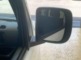 最も気になる室内は、特にこだわってクリーニングしております。マットやシートだけではなく、エアコンの吹き出し口やドアノブの隙間など、様々なブラシや道具を使い分けて、隅々までクリーニングしております。