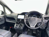 運転席まわりです。 各操作スイッチは使いやすい位置に配置されてます。