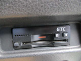 ETC。高速道路を利用する際、ノンストップで料金所を通過できます。別途セットアップ料金がかかります。