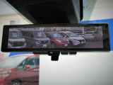 後席に同乗者がいる際の後方視界を確保するスマートルームミラーです。 もちろん電源オフ時には通常のルームミラーとして利用できます。
