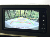 【バックカメラ】駐車時に後方がリアルタイム映像で確認できます。大型商業施設や立体駐車場での駐車時や、夜間のバック時に大活躍!運転スキルに関わらず、今や必須となった装備のひとつです!