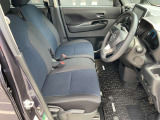 運転席まわりです。実際に座ってみて、乗り心地を体験してみてください,視界も良好です。
