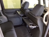 運転席・助手席の背もたれには、2列目シート用にカップホルダー付きの「格納式のシートバックテーブル」を装備しています。休憩時のちょっとした時間などカップを置いたり、小物置きに使えて便利です。