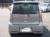 バックカメラが付いているので後方確認が非常にしやすいです。今や運転初心者も熟練者も必須装備!ついていて損はないですね♪