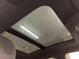 電動のパノラマサンルーフを装備!