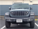 Jeepの象徴7スロットグリルがインパクトあります。フロントに障害物センサーを標準装備しております。