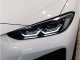 BMWの伝統の丸目4灯ヘッドライトでございます。LEDライトで視認性もよく明るく安全性の向上につながります。
