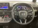 【ハンドル】運転にかかわる様々な操作を安全に行えるように視点移動が少なく操作性に配慮されたスイッチ類が凝縮されたコックピットです。