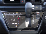 電動パーキングブレーキとブレーキオートホールド  タッチパネル式のオートエアコンです。平面なのでお掃除のふき取りもしやすいですよ。