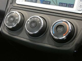 調整が容易なマニュアルエアコンです。夏は快適に、冬も車内の曇りを取ってくれるので安全です♪