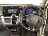 【ハンドル】運転にかかわる様々な操作を安全に行えるように視点移動が少なく操作性に配慮されたスイッチ類が凝縮されたコックピットです。
