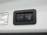 ワンタッチでバックドアが開閉。重たいバックドアも力いらずで開閉できる便利なパワーバックドア付きです!