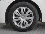 【ホイールキャップ】車に良く似合う純正ホイールキャップが装備されています。各種社外アルミホイールや、スタッドレスタイヤも取扱いしております。是非ご相談ください。