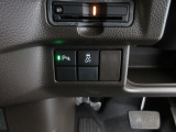 パーキングセンサーや横滑りを防ぐVSA等のスイッチ類は運転席の右側、手の届きやすい位置にあります。