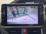 【バックカメラ】駐車時に後方がリアルタイム映像で確認できます。大型商業施設や立体駐車場での駐車時や、夜間のバック時に大活躍!運転スキルに関わらず、今や必須となった装備のひとつです!