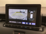 リバースギアに入れるだけで後方の表示へ切り替わります。夜間や雨の日の駐車も楽になりますよ。