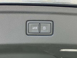 オートマチックテールゲート装備 ボタン一つでリアゲートの開閉が可能です。