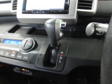 インパネシフトだから視線の移動も少なく足元もスッキリ。運転席もゆったりしているのでゆとりを持ってドライブできますね。