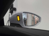 後方死角の車を検知してライトの点灯でお知らせしてくれるサイドアシストを装備。ドライバーの運転をアシストしてくれます。