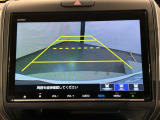 リバースギアに入れるだけで後方の表示へ切り替わります。夜間や雨の日の駐車も楽になりますよ。