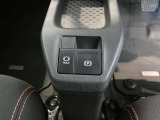 電動パーキングブレーキを搭載。スイッチ操作でパーキングブレーキを作動・解除することが可能ですので、操作の力が不要ですよ♪