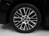 専用18インチアルミホイール(切削光輝)が装着されています。タイヤサイズ235/50R18