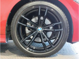【BMWアロイホイル】軽量かつ強度に拘ったアロイホイル。走行性能ポテンシャルを引き出す設計。車の足元を引き締めてくれる大きなポイントはアロイホイルです。