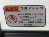見た目が大事!な外装はぴかっとキレイに磨いており、経年のくすみもよみがえっております。ヘッドライトやドア周辺を磨く際にはマスキングテープを使用して保護しながら丁寧に作業をしております。