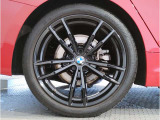 【BMWアロイホイル】軽量かつ強度に拘ったアロイホイル。走行性能ポテンシャルを引き出す設計。車の足元を引き締めてくれる大きなポイントはアロイホイルです。
