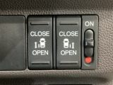 【両側パワースライドドア】両側がパワースライドドアになっており、運転席のスイッチやスマートキーでも開閉が可能です!開口部も広いので乗り降りも楽々♪