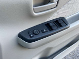 運転席側スイッチでは、各席の窓ガラスの開閉ができます。