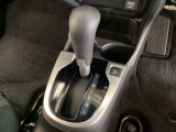 CVT車のセレクトレバーです。低速から高速まで、変速ショックのないスムーズな走りを実現するとともに、エンジン効率のよい領域を維持することで燃費にも貢献します。
