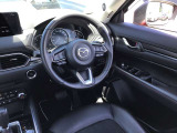 ドライバーが心に余裕をもって運転に集中できること、助手席や後席からもすっきりと前を見通せる空間の起点となり、全員が安心してドライブを楽しめることをモットーにシンプルなレイアウトとなっています。