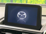 【マツダコネクトナビ】車内の雰囲気にマッチした一体型タイプのナビ。各種車輌設定やBluetooth再生等、様々な機能が楽しめます。直感的なダイヤル操作が可能で、使い勝手も良好です。