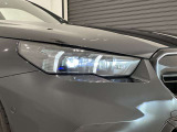 アダプティブLEDヘッドライトはステアリングを切った方向を照らします。