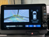 リバースギアに入れるだけで後方の表示へ切り替わります。夜間や雨の日の駐車も楽になりますよ。
